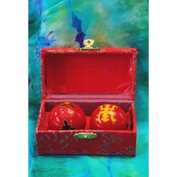 Csikung piros, sárga minta, piros doboz 4 cm