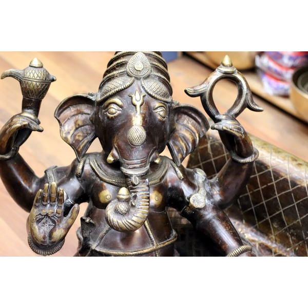 Ganesha  ülő óriás szobor különlegesség