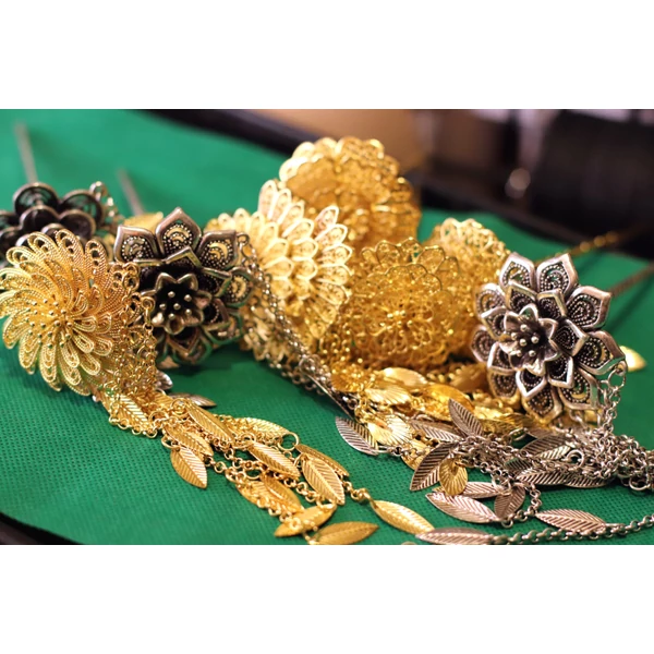 Indiai etnikai szári hajtű