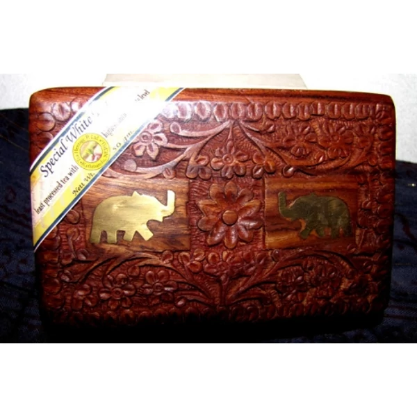 Fehér tea fadobozban_product